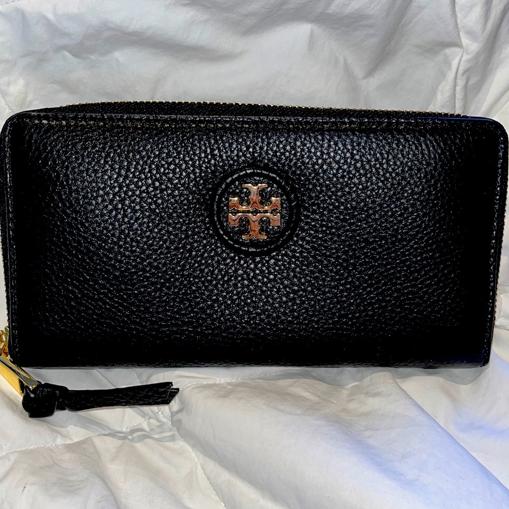 NWOT Tory Burch women’s zippered wallet black & gold